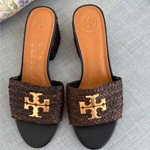 TORY BURCH EVERLY RAFFIA BLOCK
SANDAL SLIDE